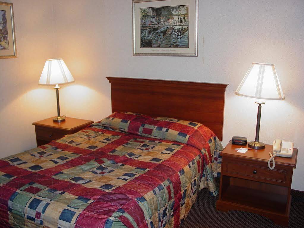 Lomira Inn And Suites Eksteriør billede