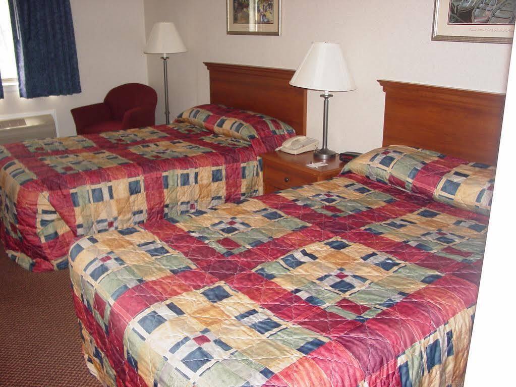 Lomira Inn And Suites Eksteriør billede
