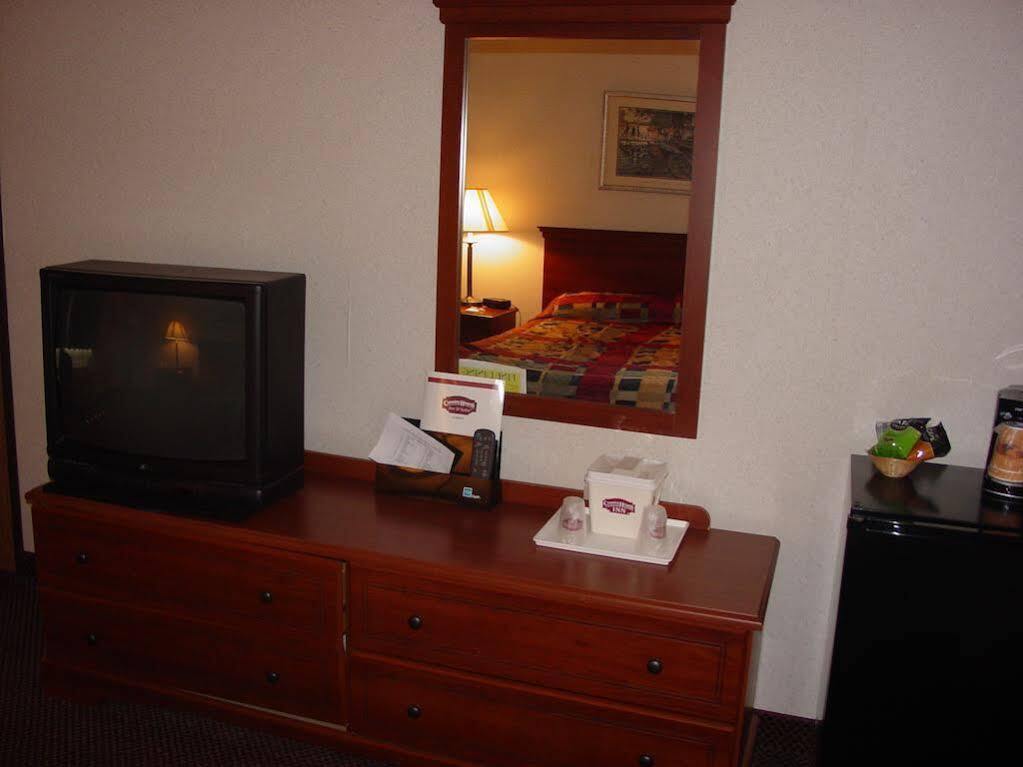 Lomira Inn And Suites Eksteriør billede